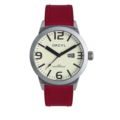 Relógio com bracelete vermelha e mostrador branco com números grandes pretos.