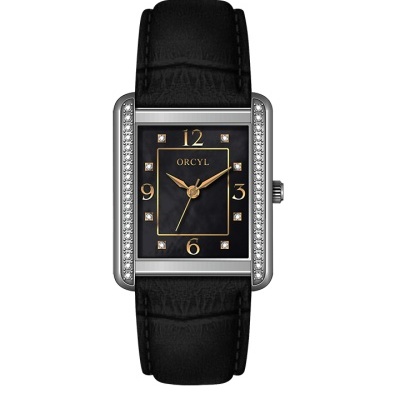 Relógio de pulso retangular com bracelete preta em pele e mostrador preto com detalhes dourados e cristais no aro.