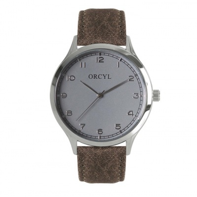 Relógio de pulso com caixa prateada e pulseira castanha