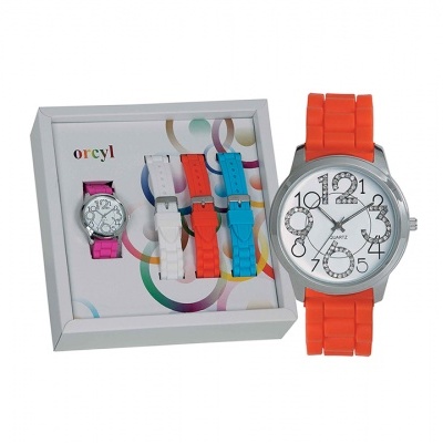 Relógio com pulseira laranja em silicone e pulseiras coloridas adicionais numa caixa