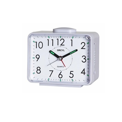 Relógio despertador branco com números negros e ponteiros verdes.