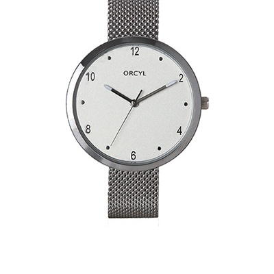 Relógio de pulso Orcyl com bracelete metálica prateada e mostrador branco minimalista.