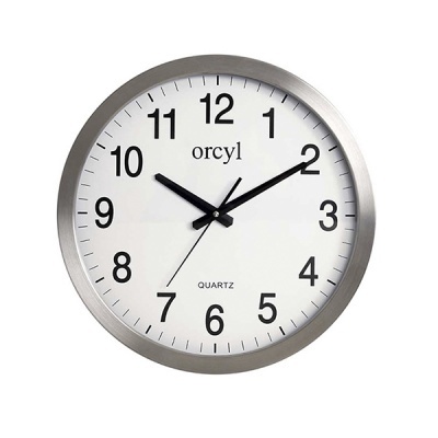 Relógio de parede redondo prateado com mostrador branco e números pretos