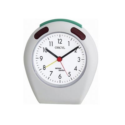 Relógio despertador analógico cinzento com mostrador branco e ponteiros pretos