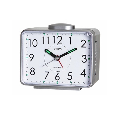 Relógio despertador retangular branco com números pretos e detalhes verdes