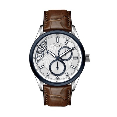 Relógio de pulso com mostrador branco e pulseira castanha em pele