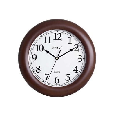 Relógio de parede redondo castanho com mostrador branco e números pretos