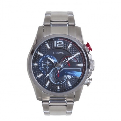 Relógio de pulso metálico prateado com mostrador preto e detalhes coloridos