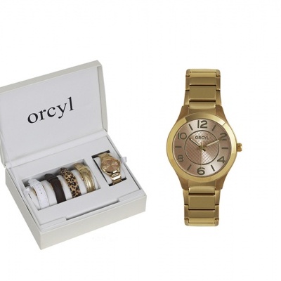 Relógio dourado com várias pulseiras dentro de caixa branca