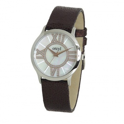 Relógio de pulso com bracelete castanha e mostrador branco com números romanos