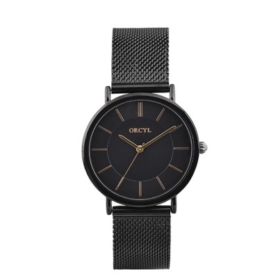 Relógio de pulso preto com bracelete de malha e mostrador com indicadores dourados