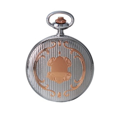 Relógio de bolso metálico prateado com padrões dourados