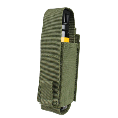 Estojo verde tático em tecido com fecho de velcro e objeto cilíndrico preto com tampa amarela