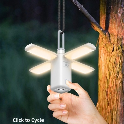 Lanterna portátil LED branca pendurada a um ramo de árvore, com mão a segurar a base.