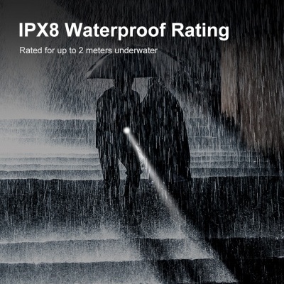 Duas pessoas debaixo de um guarda-chuva na chuva com uma lanterna ligada iluminando escadas