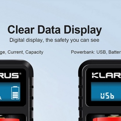 Dois carregadores portáteis KLARUS com ecrãs digitais azuis e texto promocional em inglês