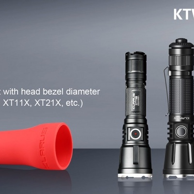 Sinalizador elástico vermelho para lanternas e três lanternas pretas ao fundo