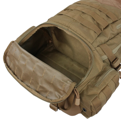 Mochila militar bege com bolso aberto e fitas táticas