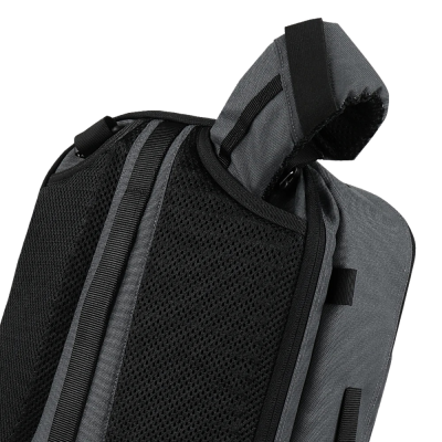 Mochila cinzenta com alças de malha preta e velcro