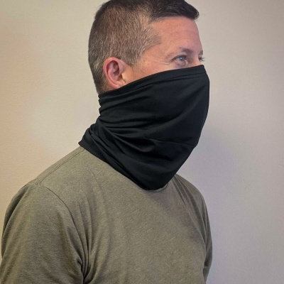 Homem com máscara preta em fundo branco