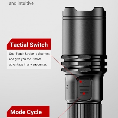 Lanterna táctica preta com interruptores e texto explicativo em inglês
