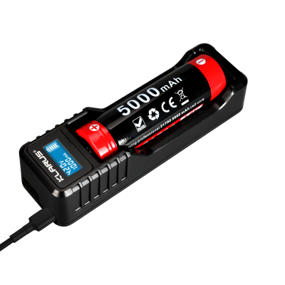 carregador de bateria preto com bateria cylindrical preta e vermelha