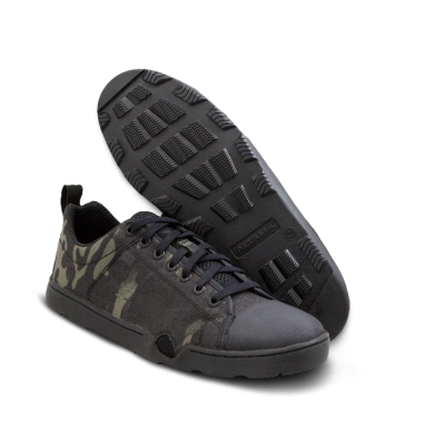 Ténis camuflados cinza e preto com sola preta sobre fundo negro