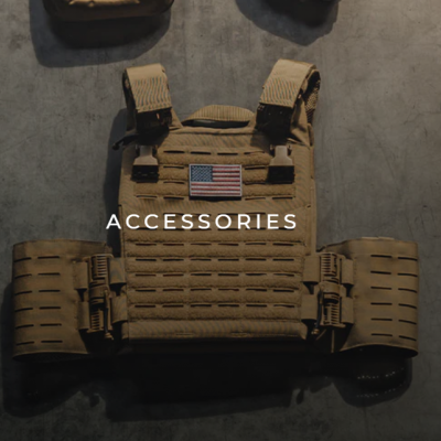 acessórios táticos bege organizados em superfície cinza com texto ACCESSORIES