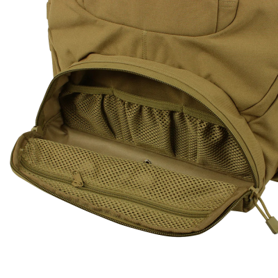 Mochila castanha clara com bolso frontal aberto e organização interna em rede e compartimentos elásticos