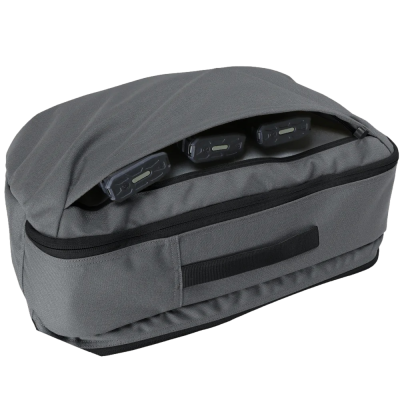 Bolsa cinzenta com três dispositivos eletrónicos pretos visíveis