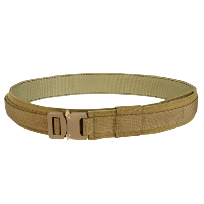 Cinto tático bege com fivela em fundo branco