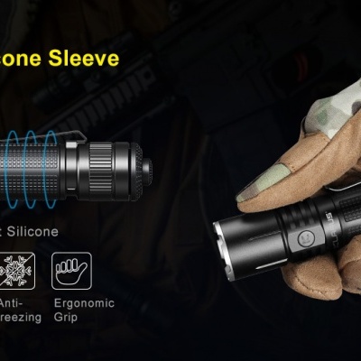 Lanterna preta com capa de silicone antiderrapante e mão com luva tática a segurá-la