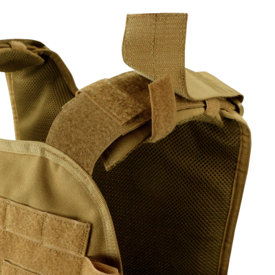 Colete tático castanho claro com velcro e fechamento ajustável