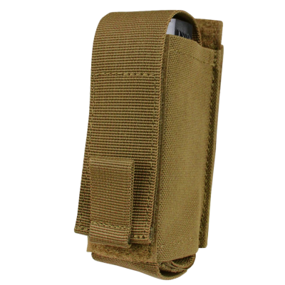 Bolsa de tecido castanho com fecho por aba e velcro