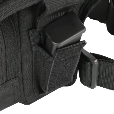 Bolsa tática preta com compartimento para carregador e aba de velcro