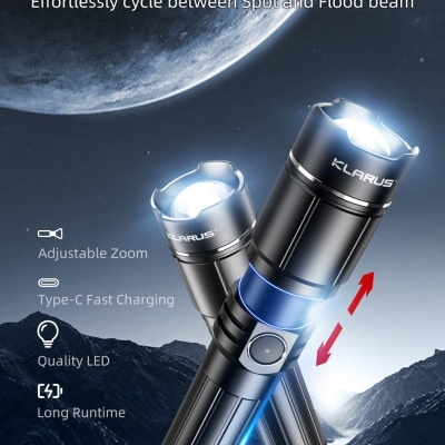 Lanterna LED preta KLARUS A2 Pro com zoom ajustável em fundo de montanha e lua