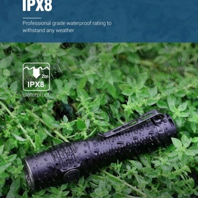 Lanterna preta com clip metálico sobre vegetação molhada e texto sobre classificação IPX8