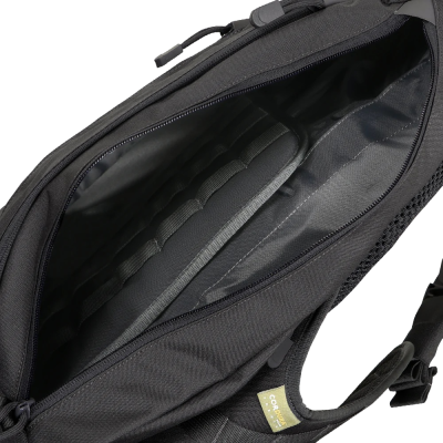 mochila preta aberta com interior acolchoado e compartimento para laptop