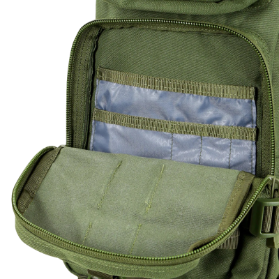 Mochila militar verde com bolso aberto e compartimentos internos azuis