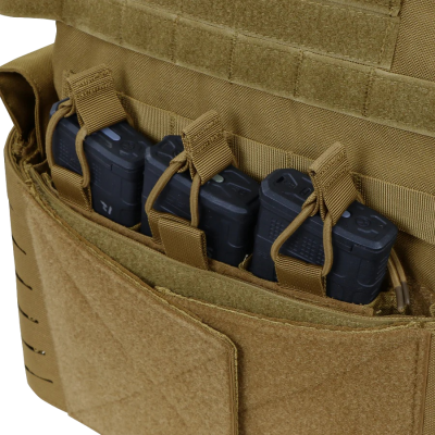 Estojo tático cáqui com carregadores pretos em bolsos frontais