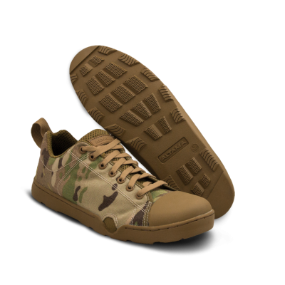 Sapatos camuflados estilo militar com sola castanha e padrão verde castanho