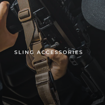 Homem com boné segurando arma preta com correia sling castanha e texto SLING ACCESSORIES.