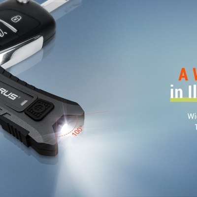 Lanterna LED preta ALARUS1 ao lado de chave de carro preta sobre fundo azul com texto promocional