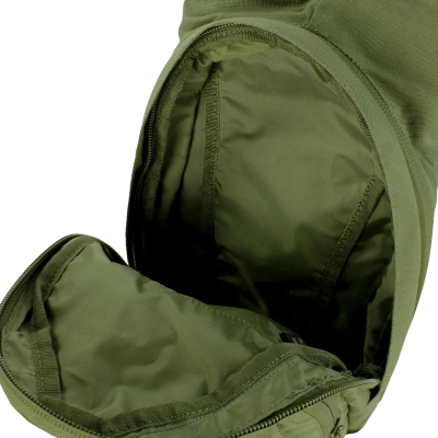 Mochila verde aberta a mostrar interior espaçoso