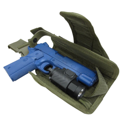 Pistola azul com lanterna preta dentro de capa verde oliva