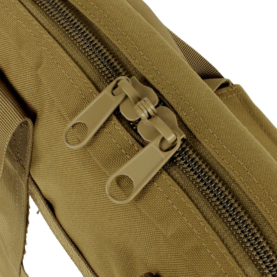 Fecho éclair duplo numa bolsa castanho claro com tecido texturizado