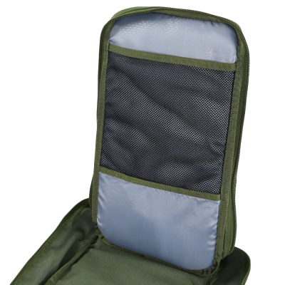 Bolsa verde com bolso de rede preto no interior da tampa