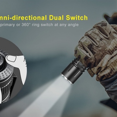 Lanterna táctica preta com feixe de luz, texto promocional e mão com luva camuflada