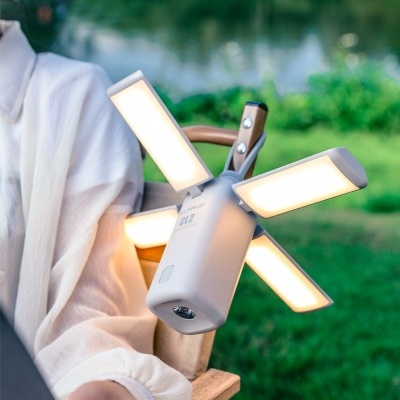 Lanterna de campismo branca com quatro painéis de luz LED e texto 'Camping and Relaxing Light'