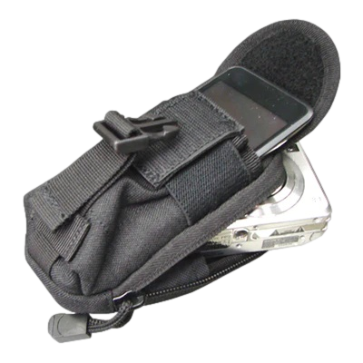 Bolsa preta com smartphone e dispositivo eletrónico numa superfície branca